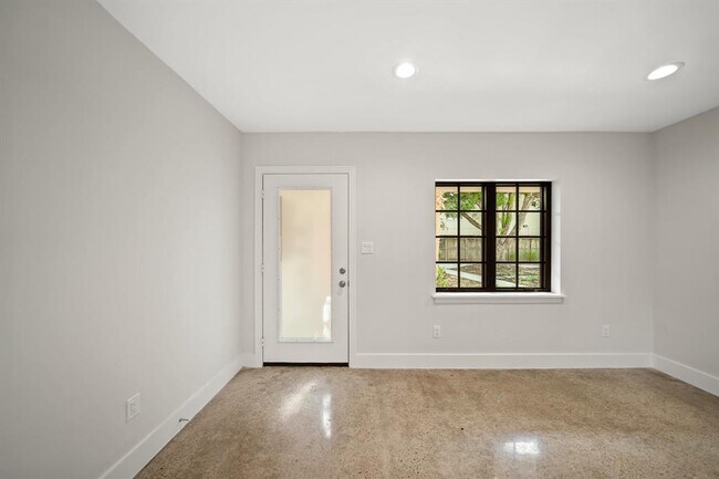 Building Photo - 520 Lovett Blvd