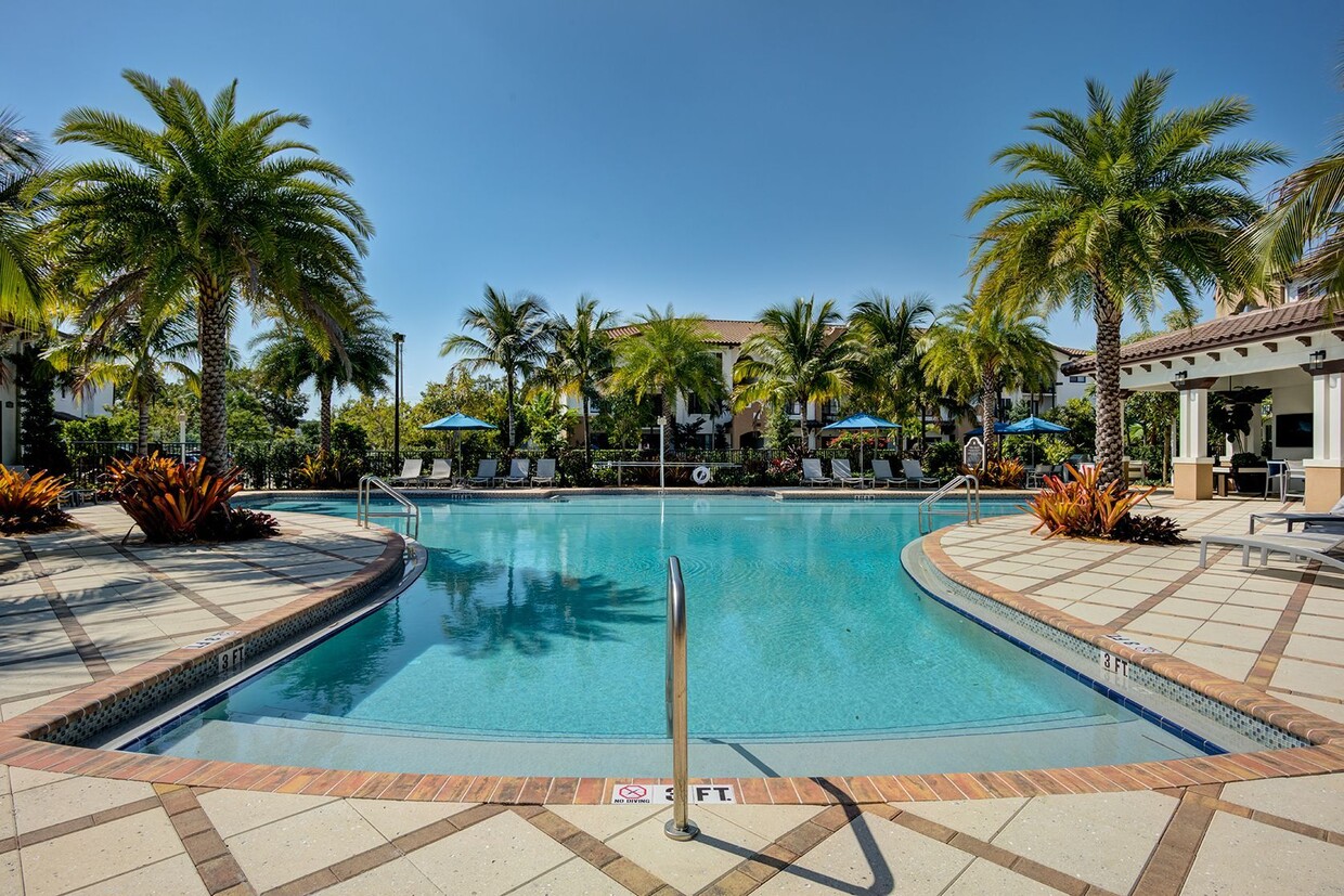 Piscina estilo centro turístico con terraza para tomar sol - Atlantico At Palm Aire