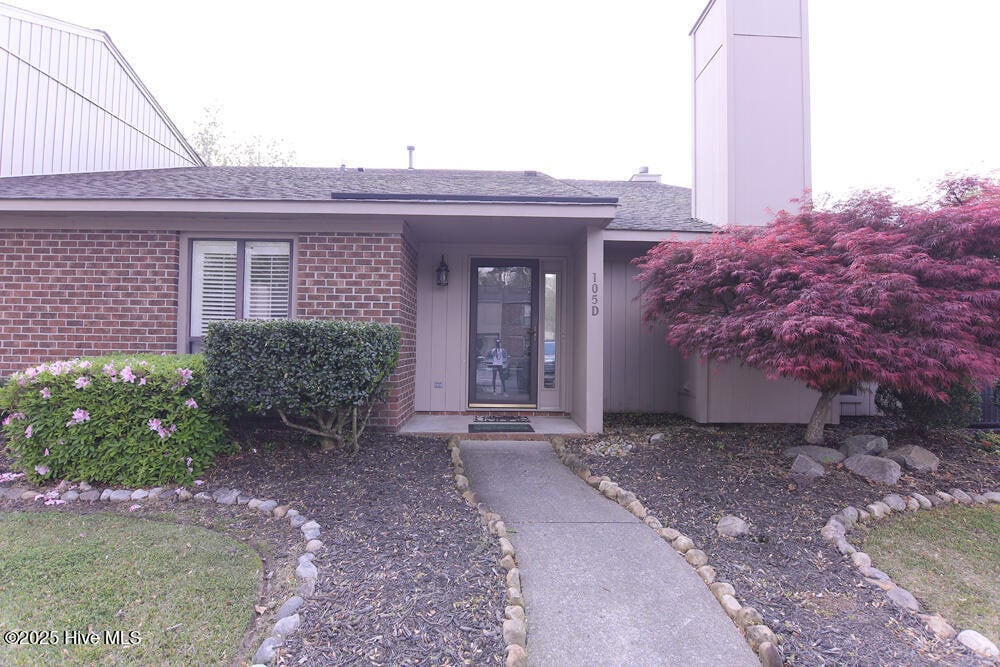 Primary Photo - 105 Sunshine Ln