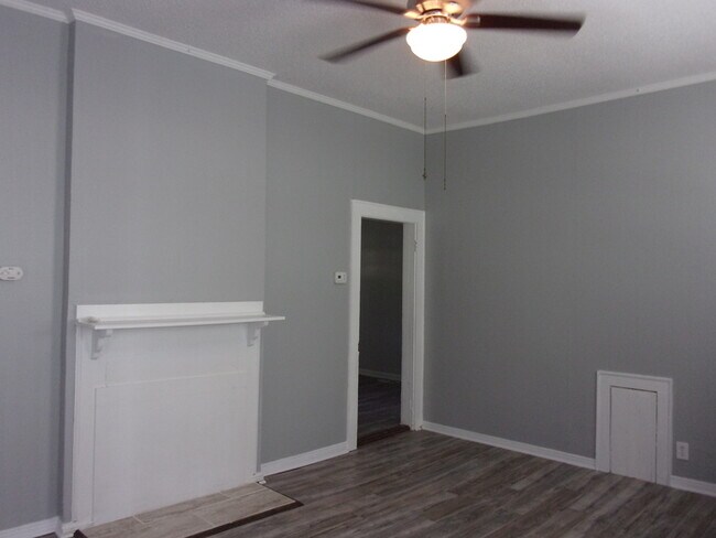 Foto del edificio - Beautifully Renovated 2 Bedroom 1 1/2 Bath Home