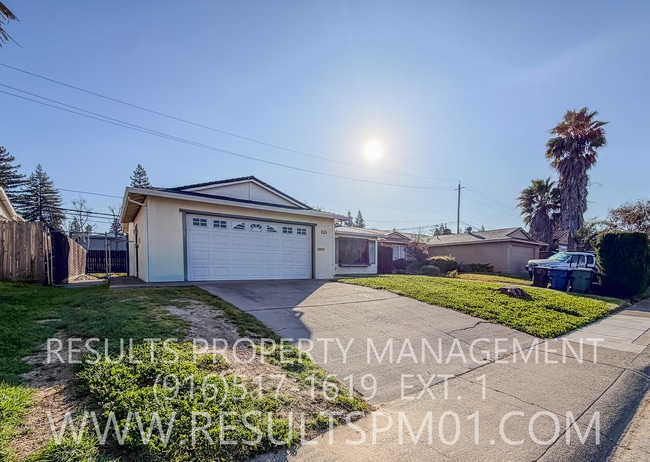 Building Photo - Four bedroom in North Highlands