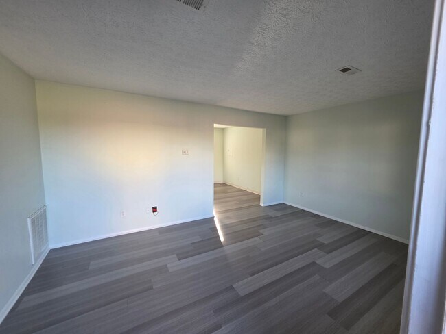 Building Photo - 1800 Seminole Dr