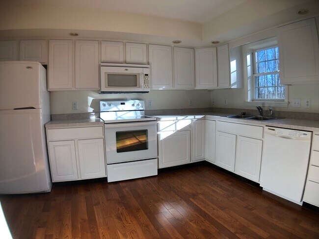 Building Photo - Beautiful Raised Ranch with 2 Car Garage, ...