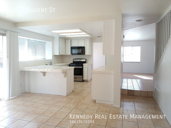Foto del edificio - Spacious 3-Bedroom Home w/Bonus Room for L...