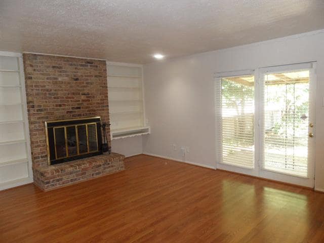 Foto del edificio - 7044 Kingsbury Dr