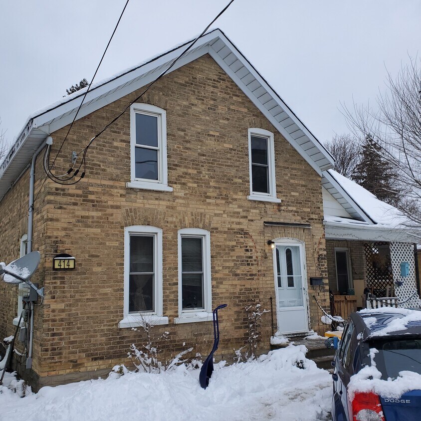 414 Stirling Av S Unit Top Floor, Kitchener, ON N2M 3H9 Apartments