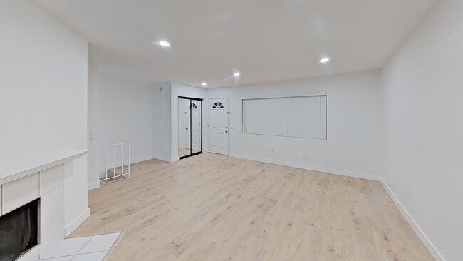 Foto del edificio - Beautiful & Cozy West Hills Adjacent Condo in Secure Building - MOVE IN READY