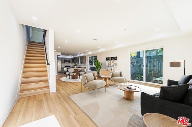 Building Photo - 5436 Romaine St