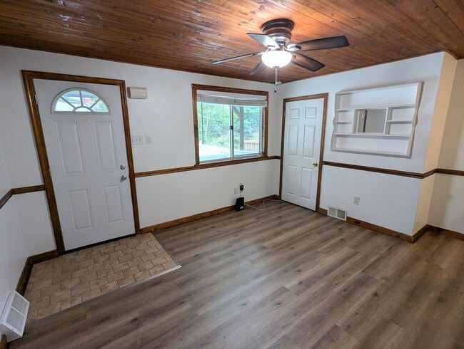 Building Photo - COMING SOON 2 Bedroom 1.5 Bathroom Single ...