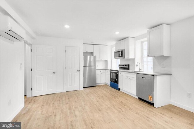 Foto del edificio - 7037 Ridge Ave