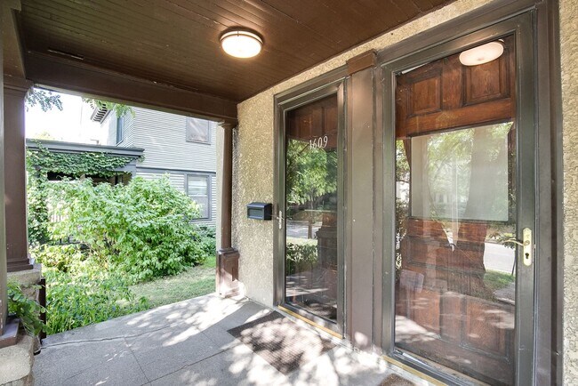 Foto del edificio - 1609 Elliot Ave