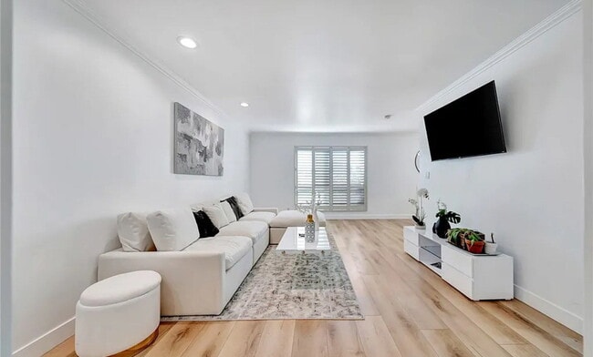 Building Photo - Best Location! Beautiful, newly remodeled ...
