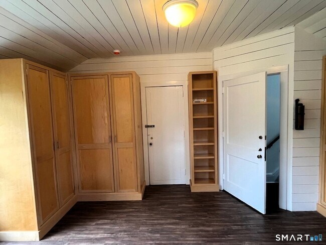 Foto del edificio - 94 Honey Hill Rd