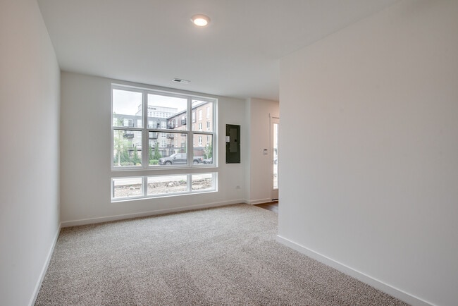 Building Photo - 382 Summit Cir