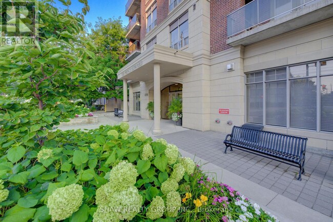 Photo du bâtiment - 4196-4196 Dundas St W