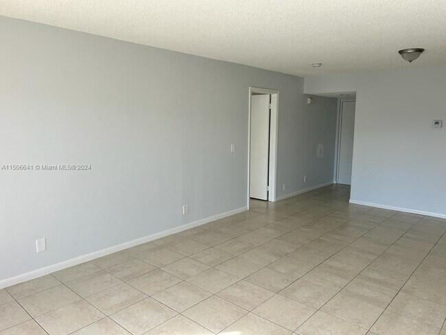 Foto del edificio - 8977 Wiles Rd