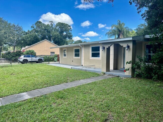 Foto del edificio - Large Renovated 4/2 by USF Available Now!