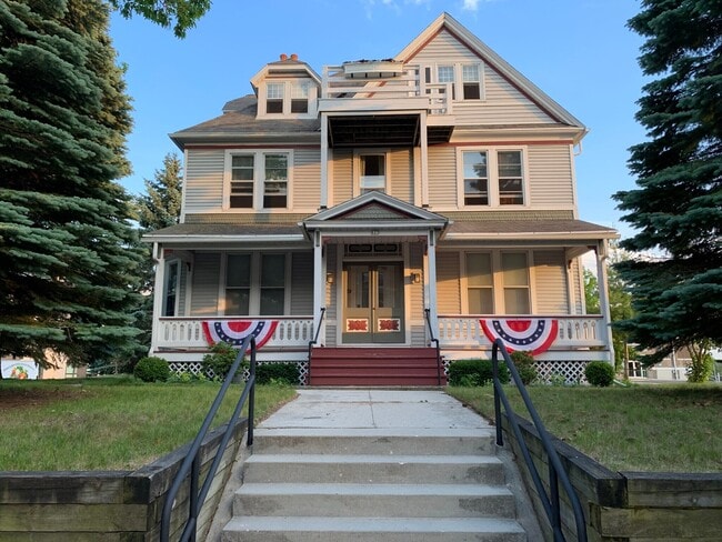 Building Photo - 823 Virginia Ave