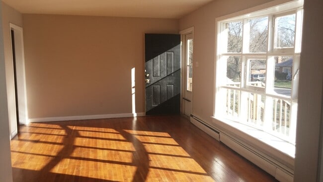 Foto del edificio - Very Spacious 3 bdrm/1 bth House Located in Henrico's West End!!