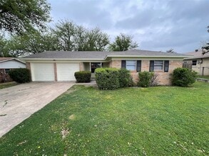 Building Photo - 905 La Salle Dr