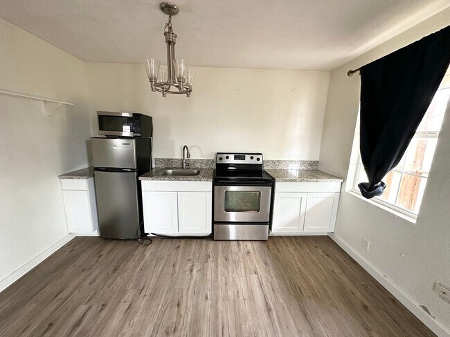 Foto del edificio - Studio House For Rent ASAP!