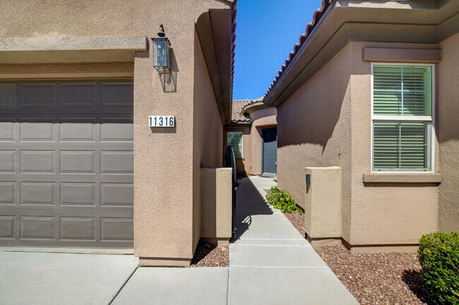 Foto del edificio - STUNNING 5BD, 3BTH, SINGLE STORY POOL HOME