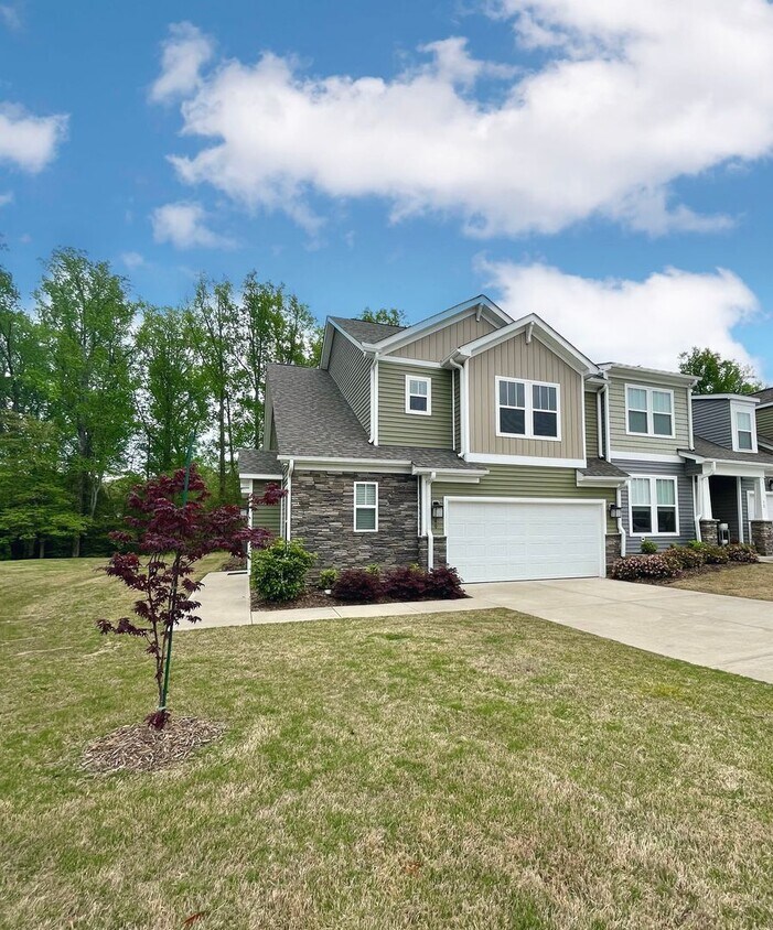 Primary Photo - Beautiful Townhome on the Eastside of Gree...