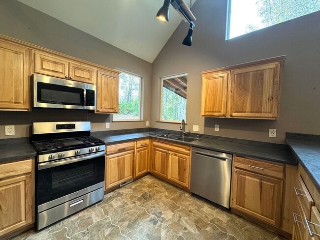 Building Photo - NORTH KENAI HOME!