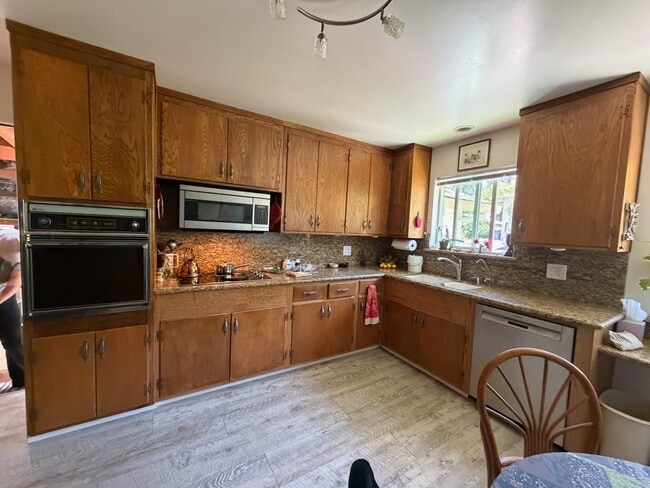 Kitchen - 562 Larita Dr