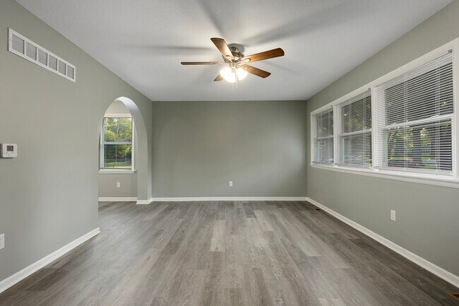 Foto del edificio - 518 NW Frances Dr