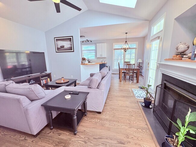 Building Photo - FREDERICKSBURG - MINUTES TO VRE - EASY COMMUTE TO QUANTICO!