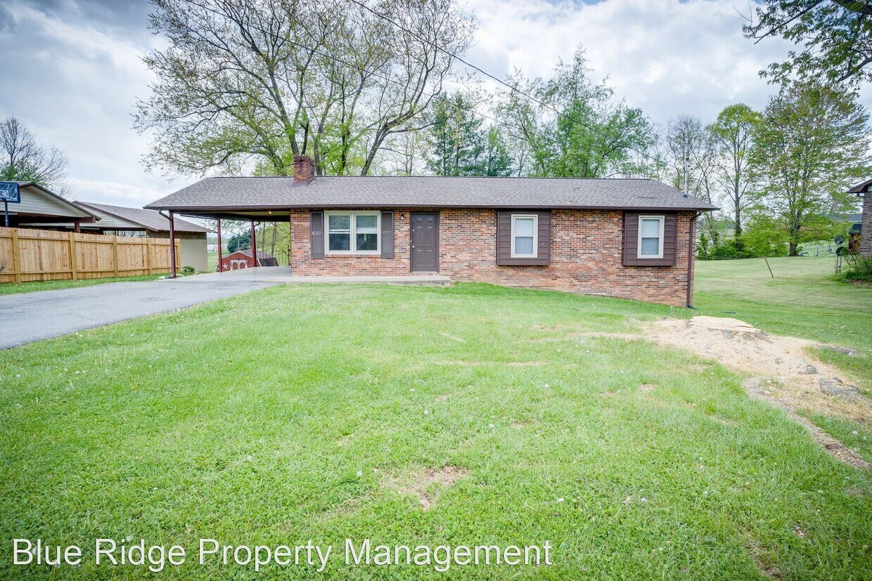 4 br, 2.5 bath House 301 Piney Avenue House Rental in Piney Flats