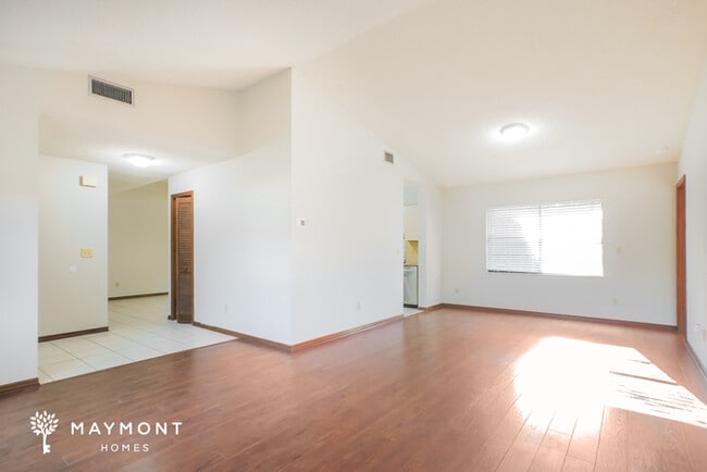 Building Photo - 715 Gilda Dr