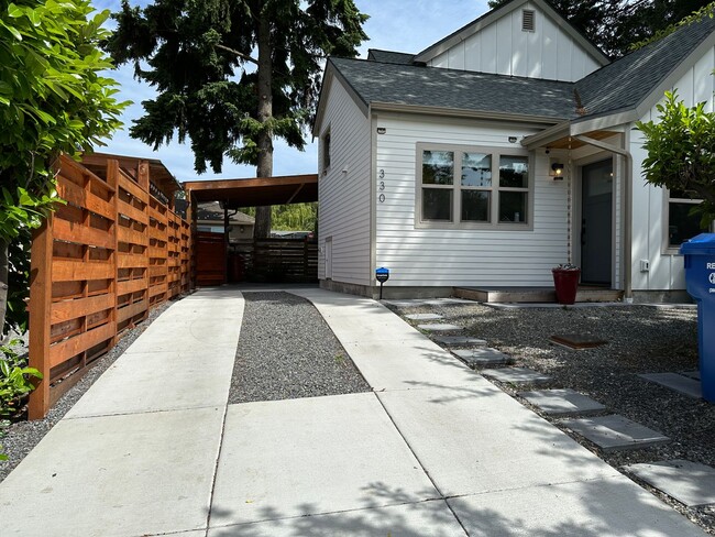 Building Photo - Charming Home with Modern Amenities and Convenient Location in Seattle