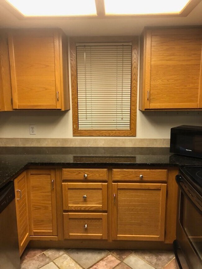 Building Photo - Furnished or Unfurnished One Bedroom / One Bath Apartment in Central Boulder