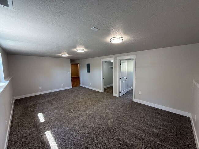 Building Photo - Brand new Reno 2 bedroom 1 bath!