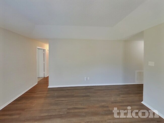 Building Photo - 824 Hollow Creek Rd