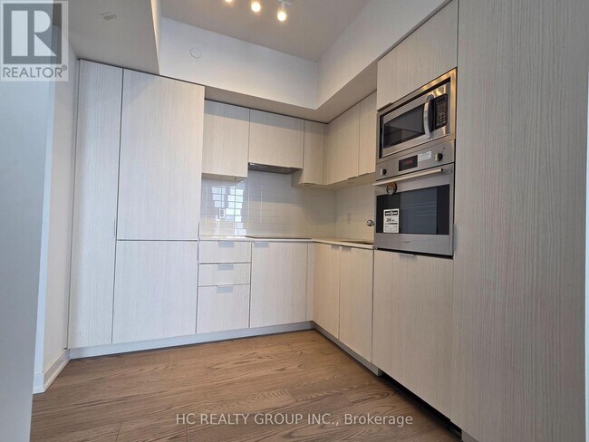 Photo du bâtiment - 11 Wellesley St W