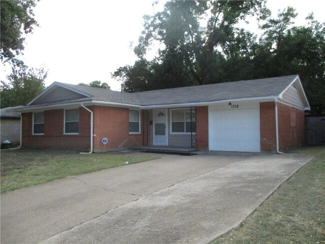 Building Photo - 1718 Emerald Dr