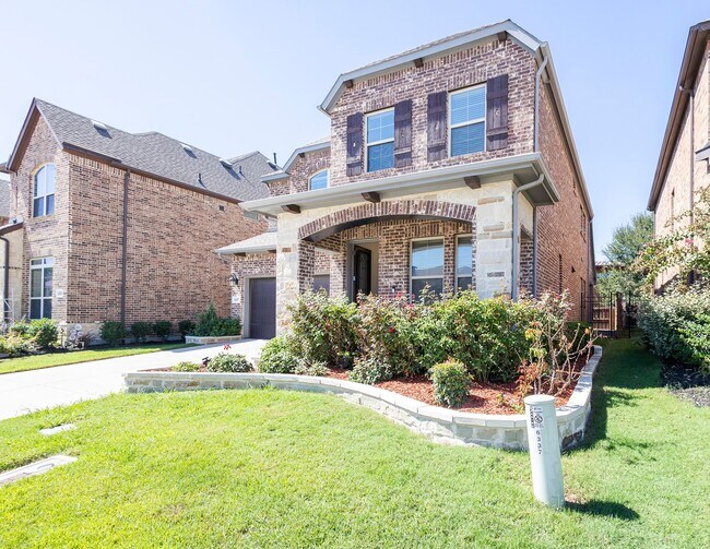 Building Photo - This house offers beautiful open floor plan with high ceilings and lots of natural light.