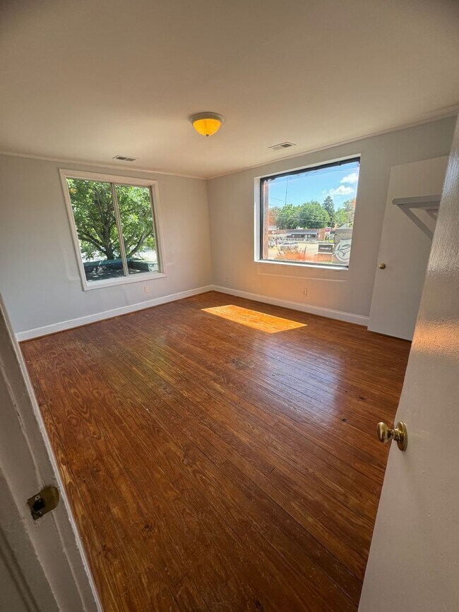 Building Photo - 2 Bedroom 1 Bathroom Apartment in Rosewood...