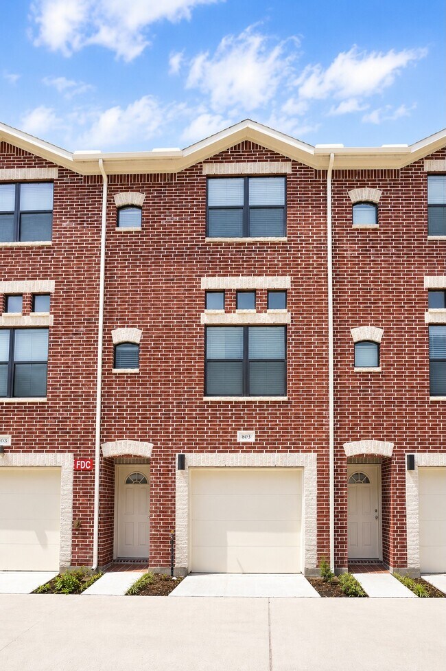 Foto del edificio - 2710 Hullsmith Dr