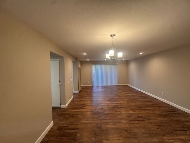 Building Photo - Spacious 2 Bed / 2 Bath Long Beach Condo Near Traffic Circle, CSULB & Belmont Heights