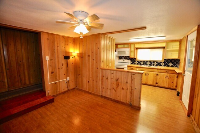 Foto del edificio - FOR LEASE! 1 BR - 1 BA - 1 Car Garage -  680 sf - Two-Story Apartment in a a Great Location Near ...