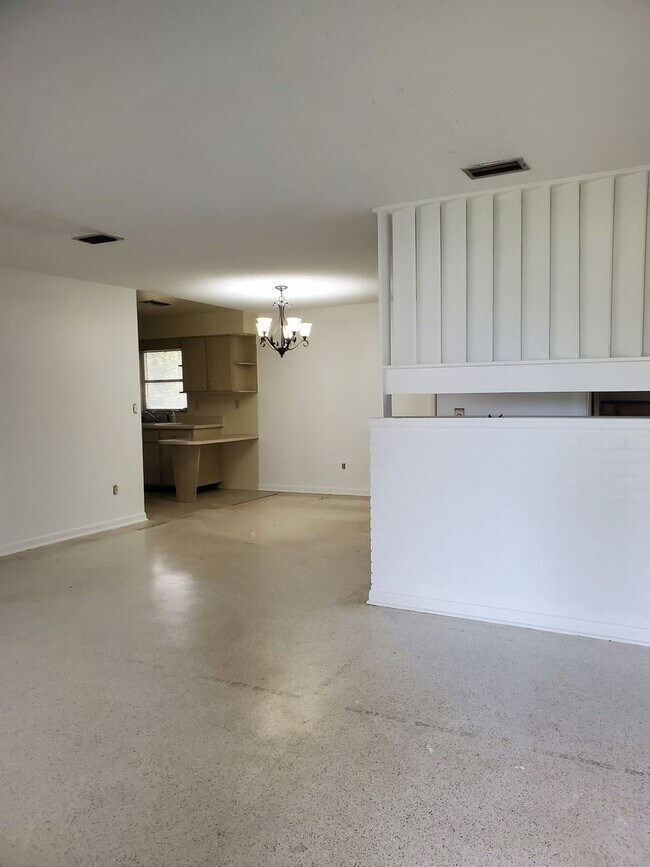 Building Photo - GREAT LOCATION DOWNTOWN CLEARWATER