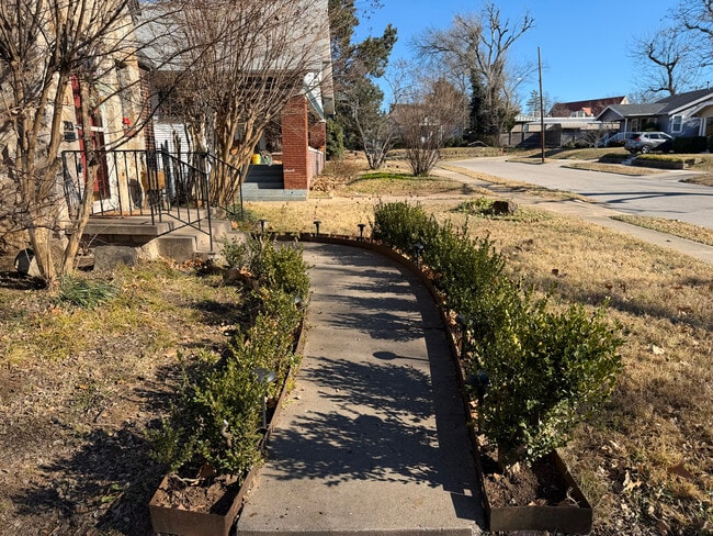 Building Photo - 2023 E 14th Pl