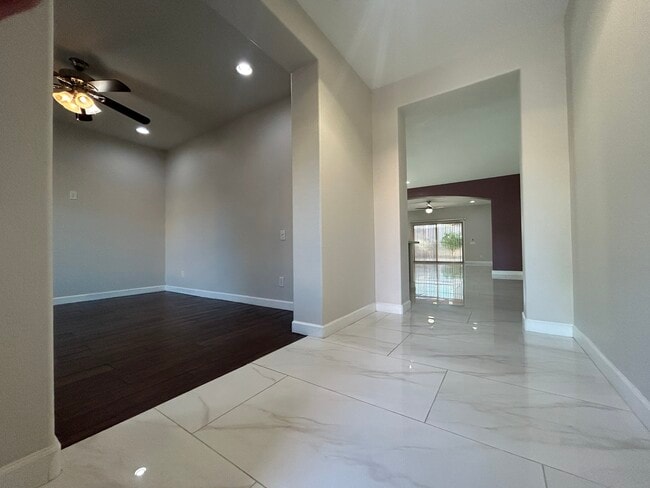 Building Photo - 10765 W Avenida del Rey