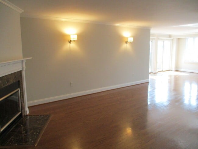 Building Photo - Luxury Two Bedroom Georgetown Apartment wi...