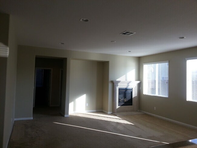 Building Photo - 348 Anemone Ct