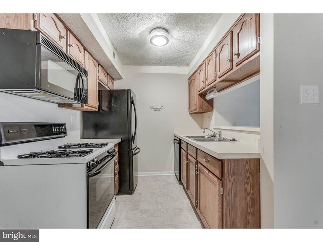 Building Photo - 74 Kenwood Dr